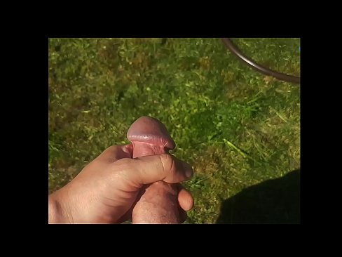 ❤️ Keçika germ di bexçeyek havînê de pisîka xwe ya pembe diqelişe û bi şuştinê dixe. ️ Vîdyoya anal li me ❤